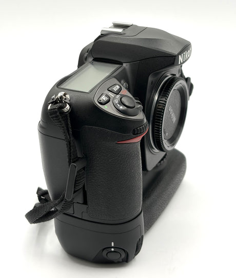 Nikon D200 Camera Body + MB-D200 Battery Grip Kit – Includes 2 Batteries